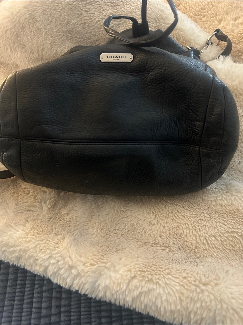Black Leather Drawstring Bucket Bag - Coach brand from the outlet. - Picture 3 of 8